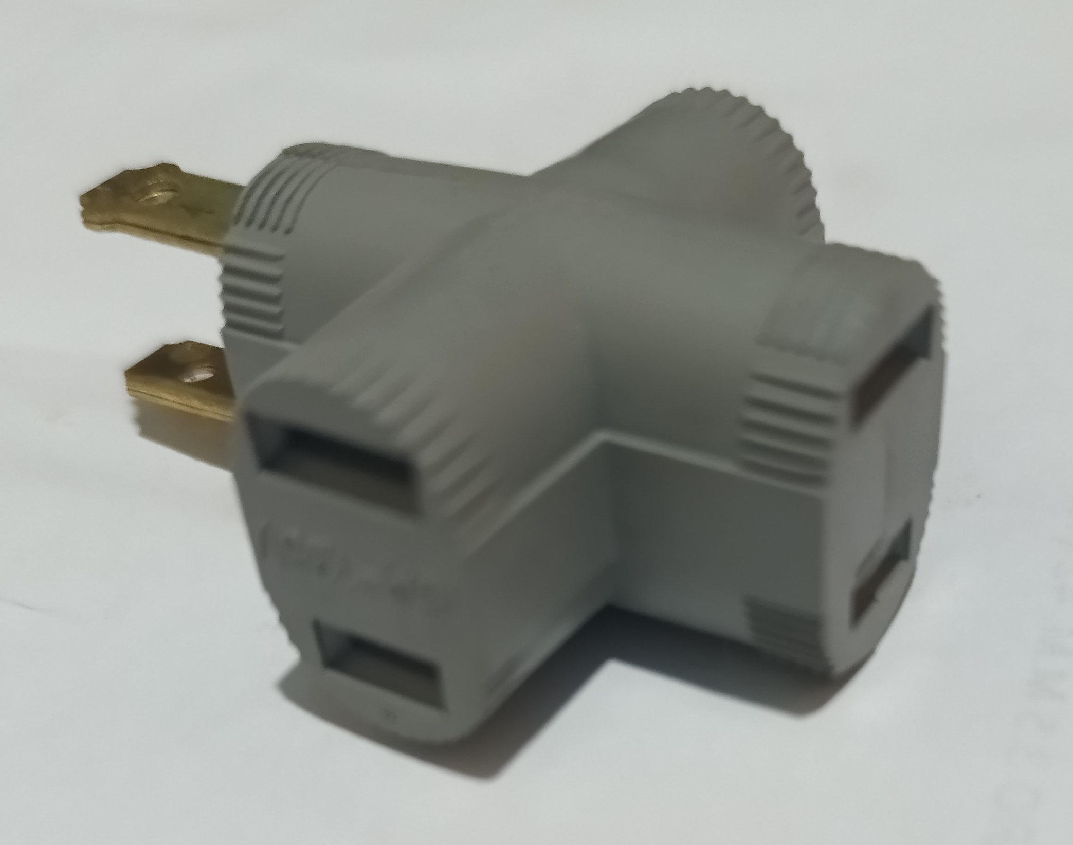 Toma macho tripleplastico 0.UL p/15